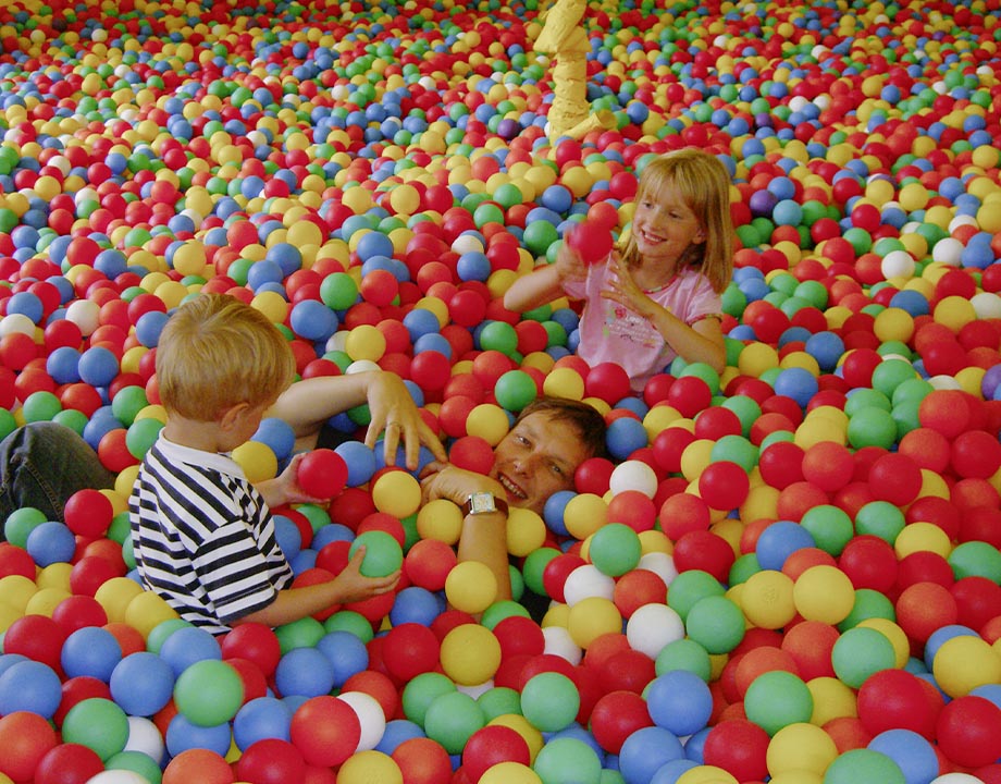 Toddler Kleinkind Geräte konzept Indoorspielplatz klettern indoor contigo